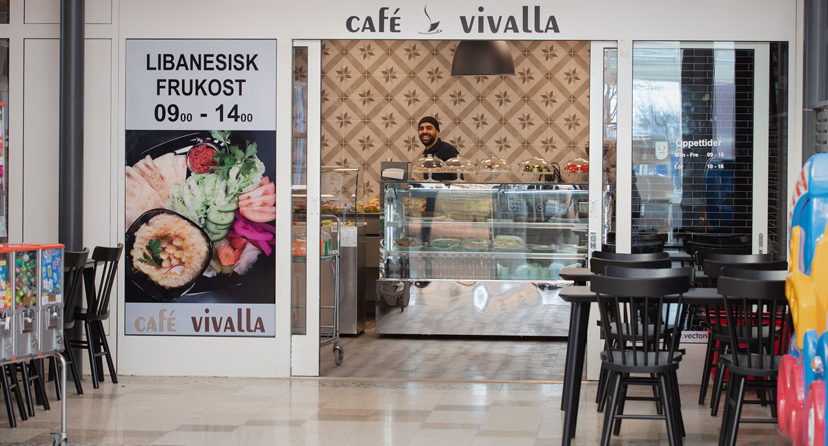 Entrén till Café Vivalla i Vivalla centrum.